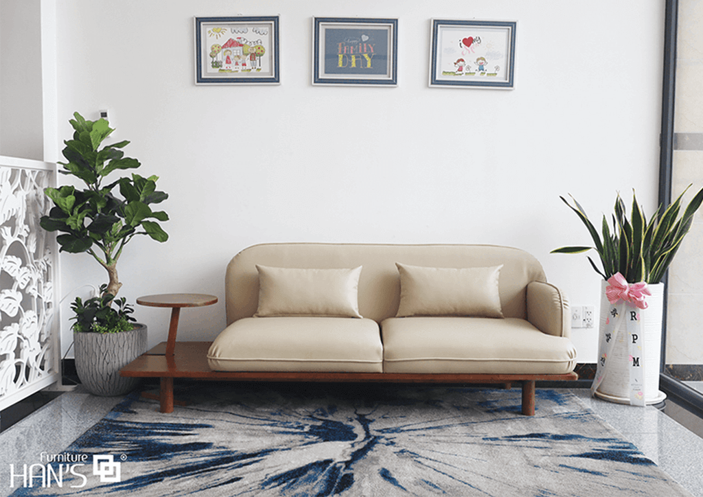 Bộ ghế sofa dài với tone màu kem tạo nên điểm nhấn cho phòng khách