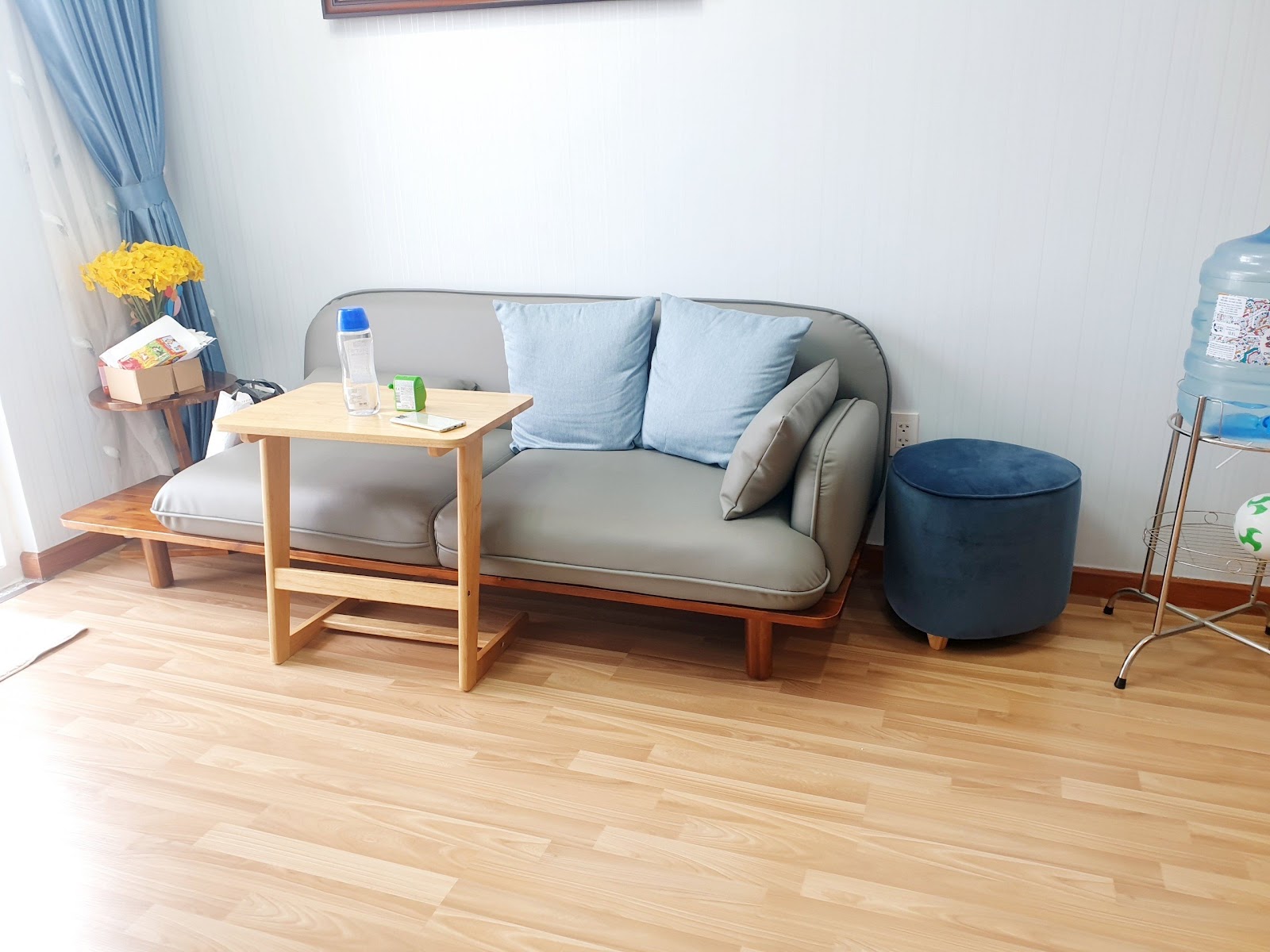 Sofa đơn với kích thước vừa phải không chỉ giúp phòng khách căn hộ nhỏ nhìn vừa sang trọng, tiện nghi mà còn rất rộng rãi.