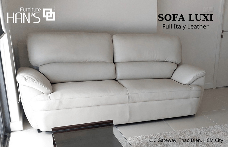 Phòng khách sử dụng sofa tone màu xám trắng hợp với màu chủ đạo của ngôi nhà